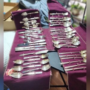 VINTAGE ONIEDA COMMUNITY AA SILVERPLATE EUC SILVERWARE SET IN FOLDING CASE